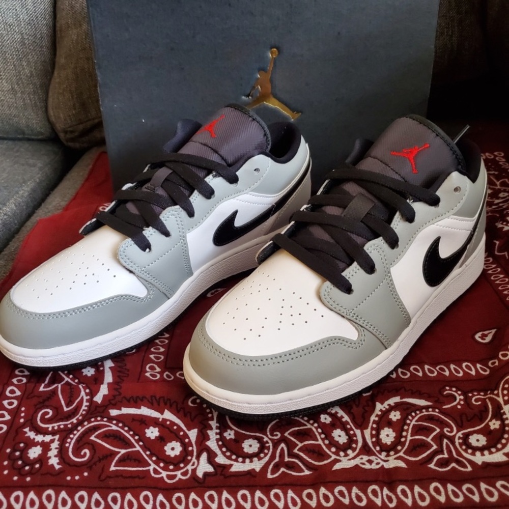 Air Jordan low like smoke grey